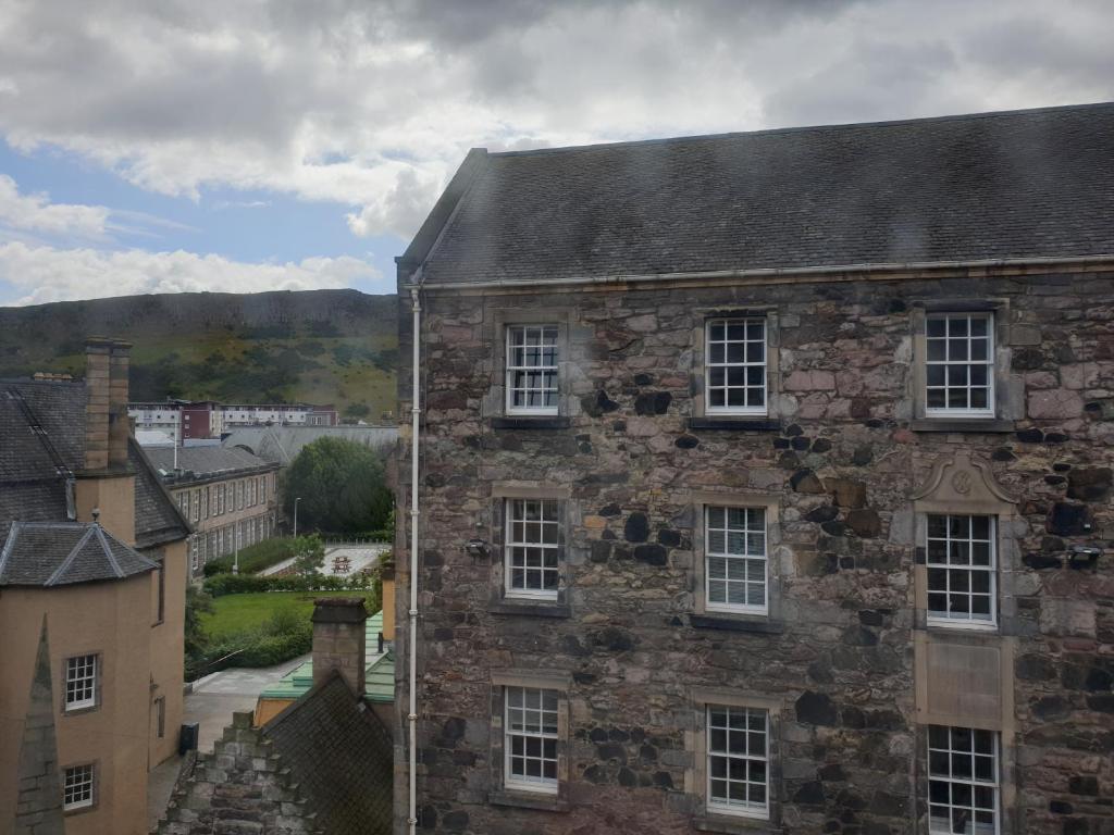 Canongate - Spacious and historic 2 bed flat on Royal Mile - image 2