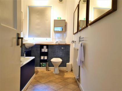 Canongate - Spacious and historic 2 bed flat on Royal Mile - image 3