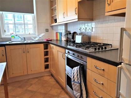 Canongate - Spacious and historic 2 bed flat on Royal Mile - image 4