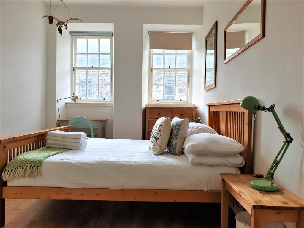 Canongate - Spacious and historic 2 bed flat on Royal Mile - image 6