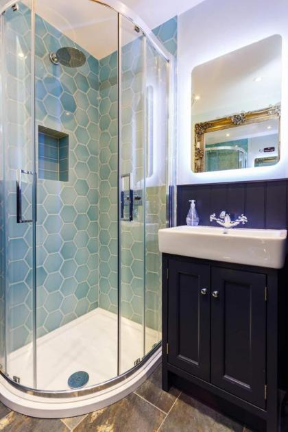 Upper Bow - Luxurious Modern 1BR Apartment near Castle - image 14