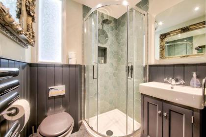 Upper Bow - Luxurious Modern 1BR Apartment near Castle - image 16