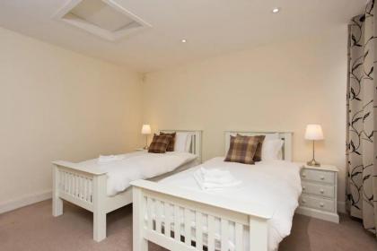 Luxury Morningside Cottage with Patio - image 14