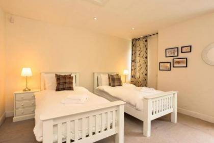 Luxury Morningside Cottage with Patio - image 15