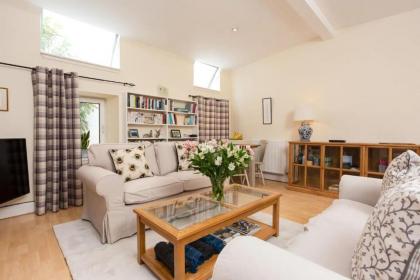 Luxury Morningside Cottage with Patio - image 2