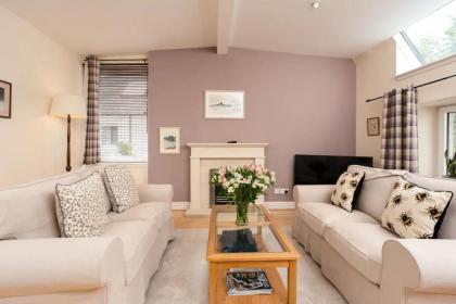 Luxury Morningside Cottage with Patio - image 4