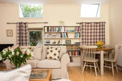 Luxury Morningside Cottage with Patio - image 5