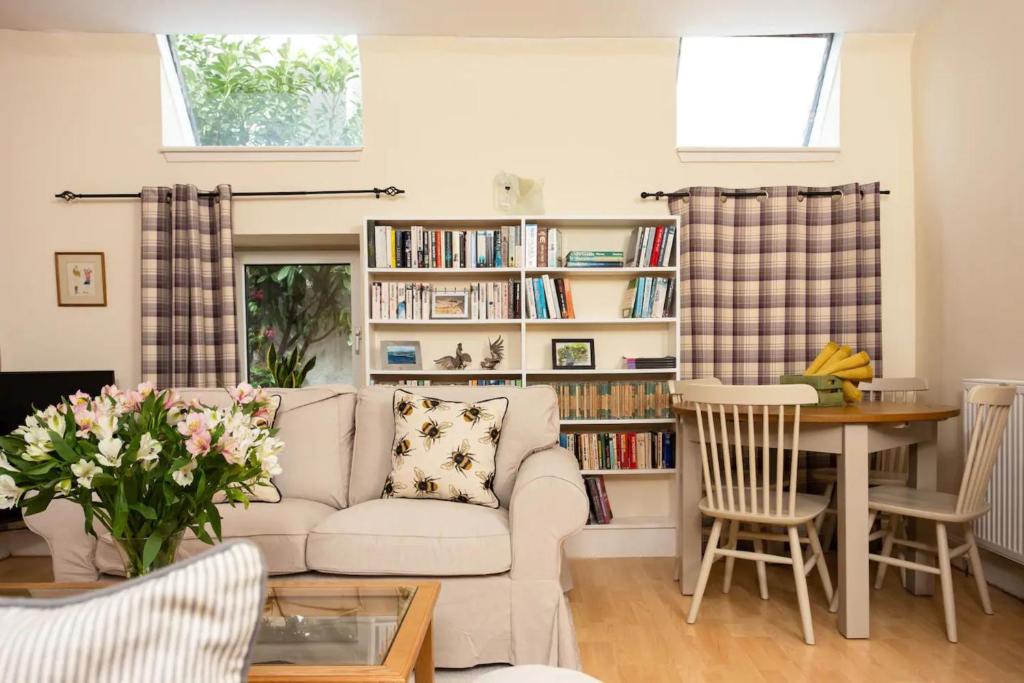 Luxury Morningside Cottage with Patio - image 5