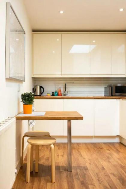Luxury Morningside Cottage with Patio - image 8