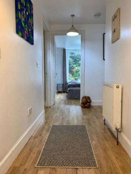 Impeccable 2-Bed Apartment in Edinburgh - image 10