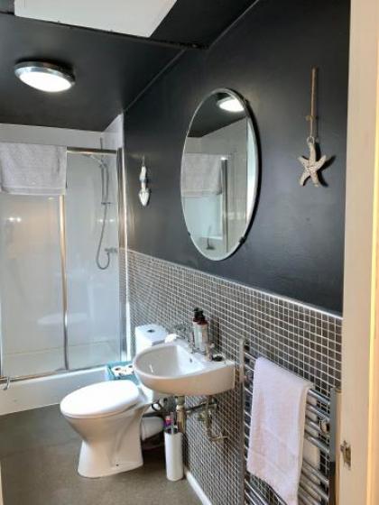 Impeccable 2-Bed Apartment in Edinburgh - image 11