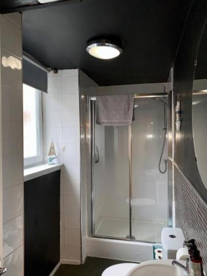 Impeccable 2-Bed Apartment in Edinburgh - image 12