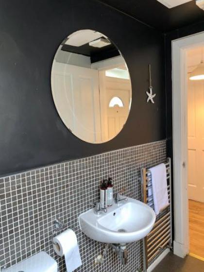 Impeccable 2-Bed Apartment in Edinburgh - image 13
