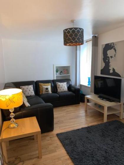 Impeccable 2-Bed Apartment in Edinburgh - image 14