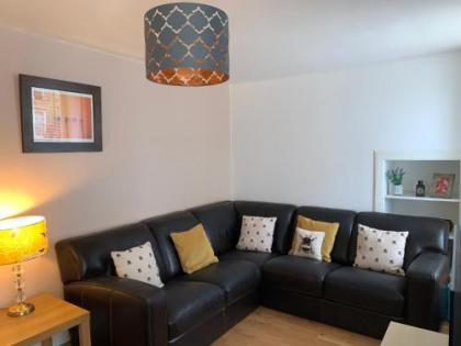 Impeccable 2-Bed Apartment in Edinburgh - image 16