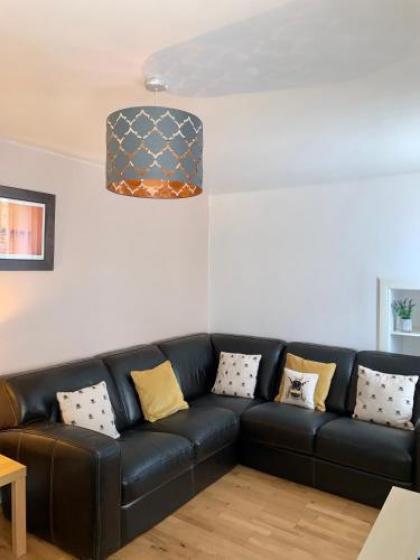 Impeccable 2-Bed Apartment in Edinburgh - image 17