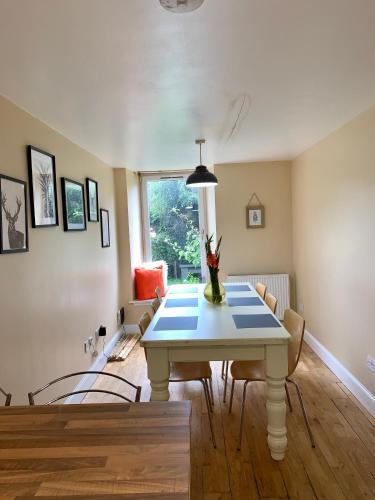 Impeccable 2-Bed Apartment in Edinburgh - image 2