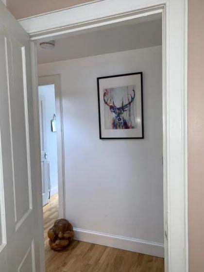 Impeccable 2-Bed Apartment in Edinburgh - image 20