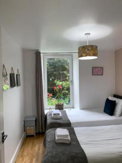 Impeccable 2-Bed Apartment in Edinburgh - image 8