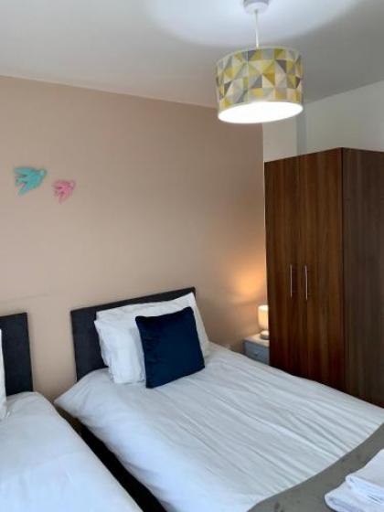 Impeccable 2-Bed Apartment in Edinburgh - image 9