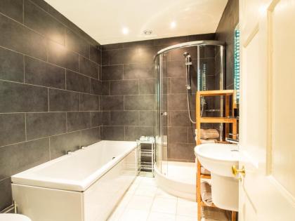 Six Brunton Place Guest House - image 2