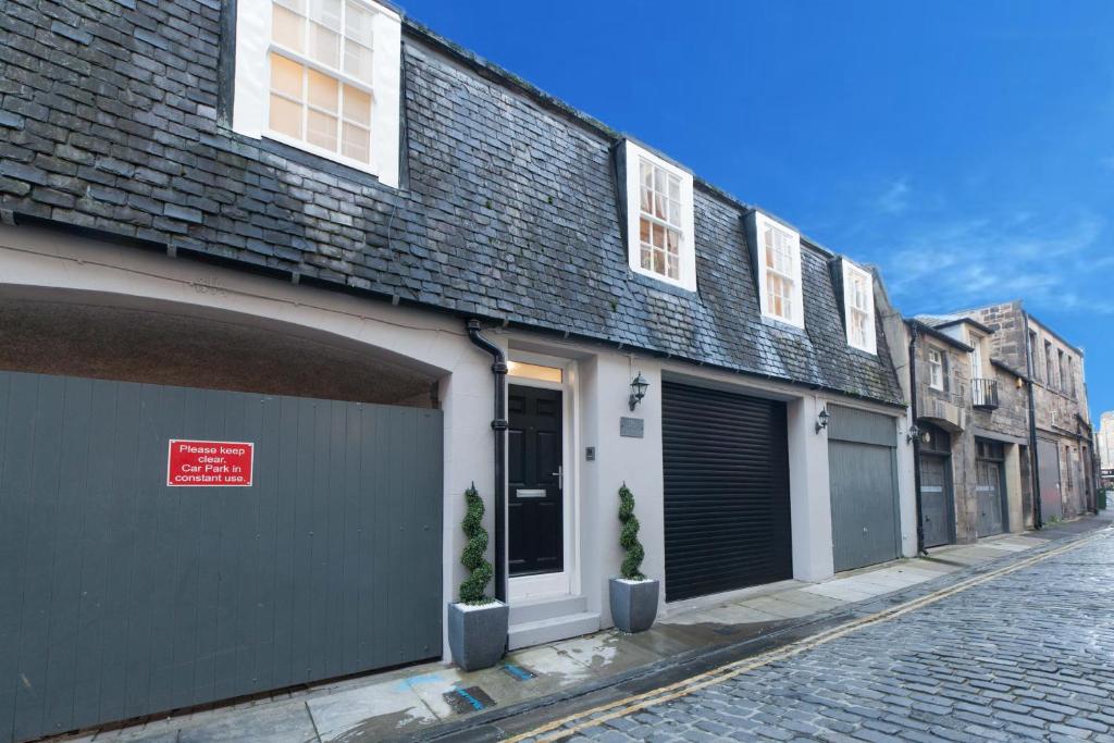 Queensferry Street Lane - Fantastic 2 BR City Centre Mews House with free secure parking! - main image