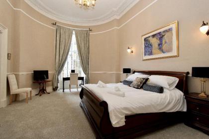 Escape To Edinburgh @ Albyn Place - image 2
