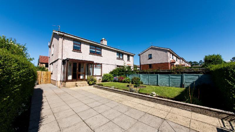 Empty2Occupied Family Home in Craigour Terrace with Driveway & Garden - image 4