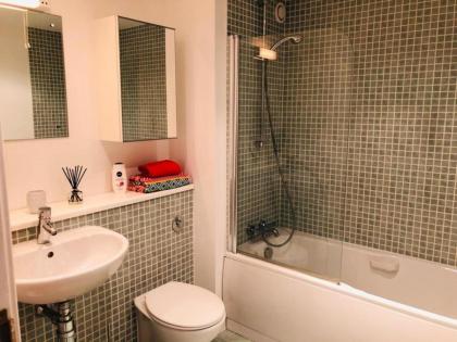Remarkable 2 Bed Apartment in Edinburgh - image 13