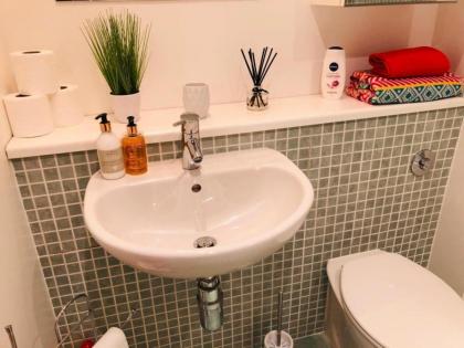 Remarkable 2 Bed Apartment in Edinburgh - image 14