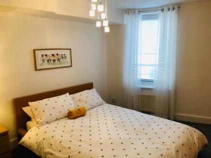 Remarkable 2 Bed Apartment in Edinburgh - image 15