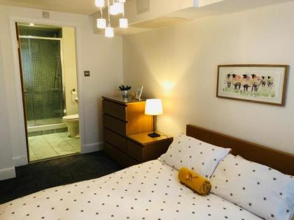 Remarkable 2 Bed Apartment in Edinburgh - image 16
