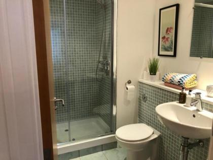 Remarkable 2 Bed Apartment in Edinburgh - image 17