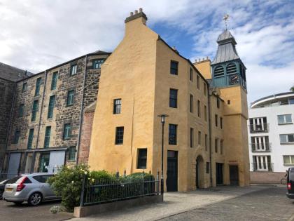 Remarkable 2 Bed Apartment in Edinburgh - image 24