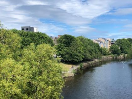 Remarkable 2 Bed Apartment in Edinburgh - image 26