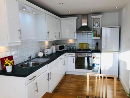 Remarkable 2 Bed Apartment in Edinburgh - image 8