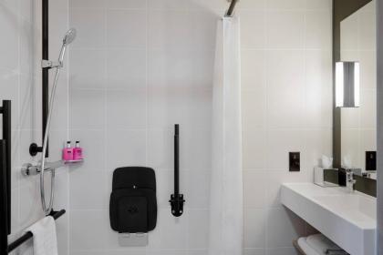 Moxy Edinburgh Fountainbridge - image 13