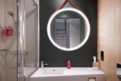 Moxy Edinburgh Fountainbridge - image 14