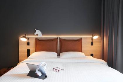 Moxy Edinburgh Fountainbridge - image 7