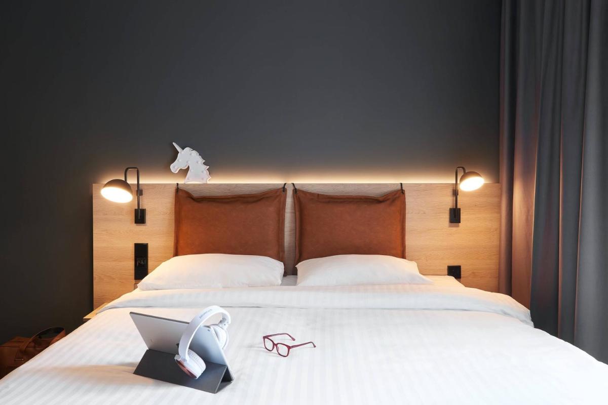 Moxy Edinburgh Fountainbridge - image 7