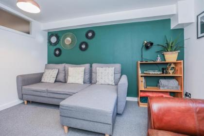 Beautiful 1-Bed Apartment near Castle - image 13