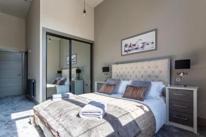 Luxury Manhattan loft-style apartment near Edinburgh city centre - image 13