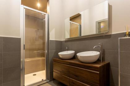 Luxury Manhattan loft-style apartment near Edinburgh city centre - image 16