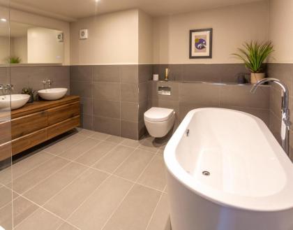 Luxury Manhattan loft-style apartment near Edinburgh city centre - image 17