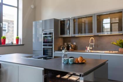 Luxury Manhattan loft-style apartment near Edinburgh city centre - image 3