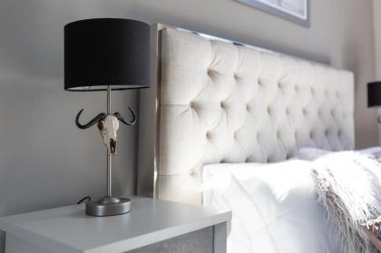 Luxury Manhattan loft-style apartment near Edinburgh city centre - image 8
