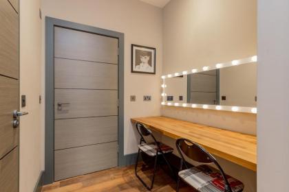 Bohemian luxury accommodation in the heart Edinburghs Leith district - image 15