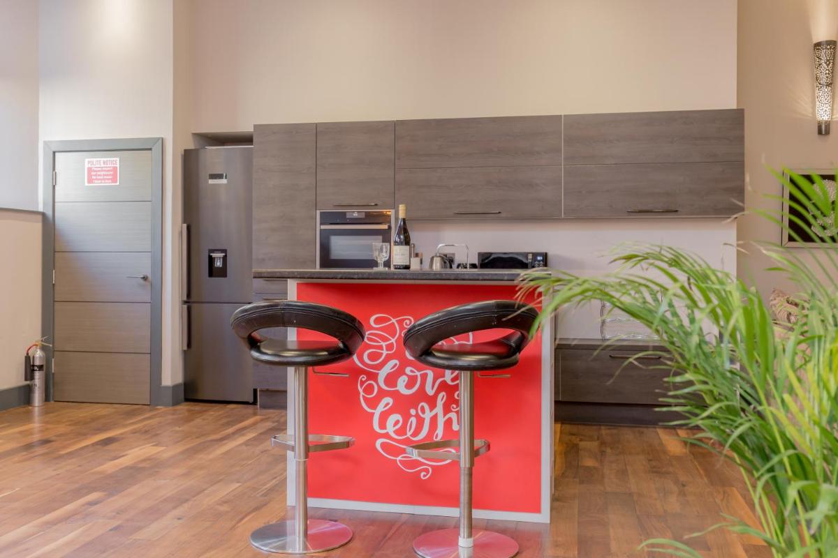 Bohemian luxury accommodation in the heart Edinburghs Leith district - image 4
