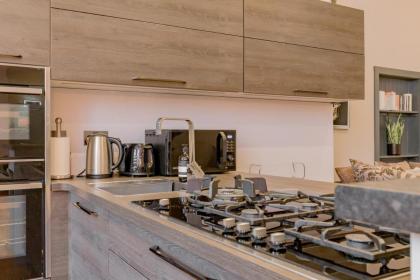Bohemian luxury accommodation in the heart Edinburghs Leith district - image 7