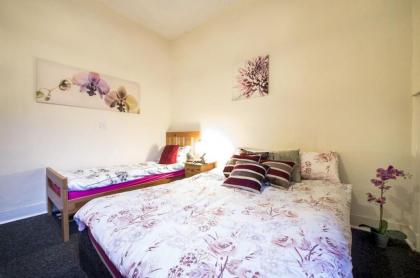 Morriosn Central Roomz Edinburgh - image 12